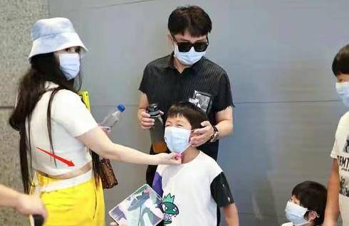 黑色|邹市明一家五口走机场！冉莹颖爆肥一身赘肉，长子成胖墩幼子呆萌