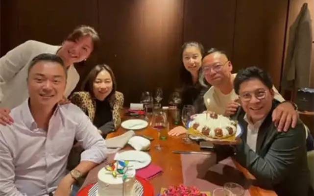 黄明明|在别人的合影里，郭晶晶在最后面不起眼，才39岁肤色真实脸下垂！