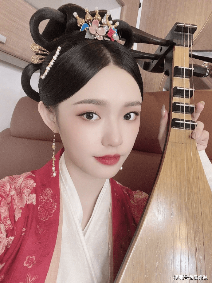 柳岩晒与刘亦菲林允的杀青合影,看不出15岁年龄差