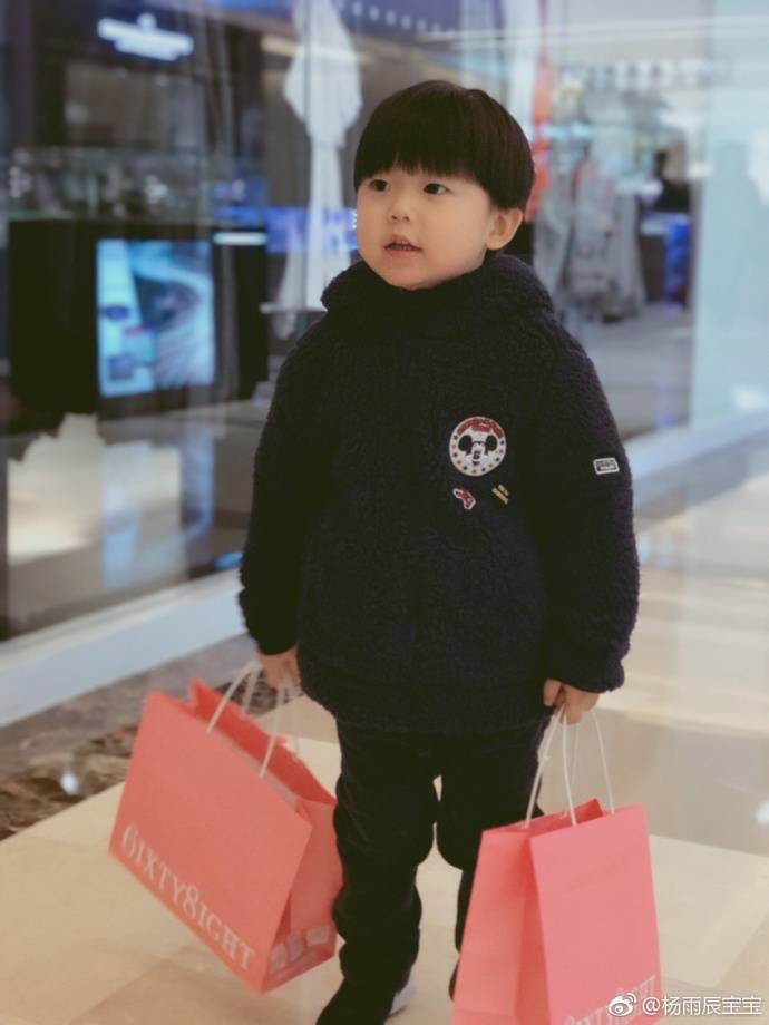 原创他们是同龄夫妻，结婚9年恩爱如初，老婆长得漂亮，儿子也帅气