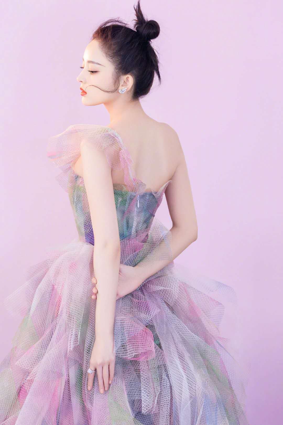 网友|古力娜扎花仙子长裙,粉嫩系搭配丸子头!网友:这身材,我爱了!