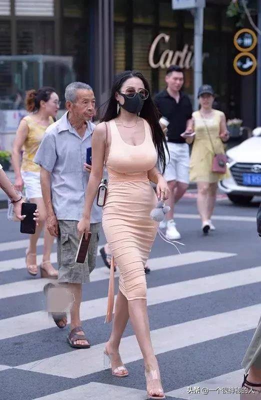 吊带|小姐姐吊带连衣裙穿搭，戴口罩的都是美女？大爷的眼神亮了