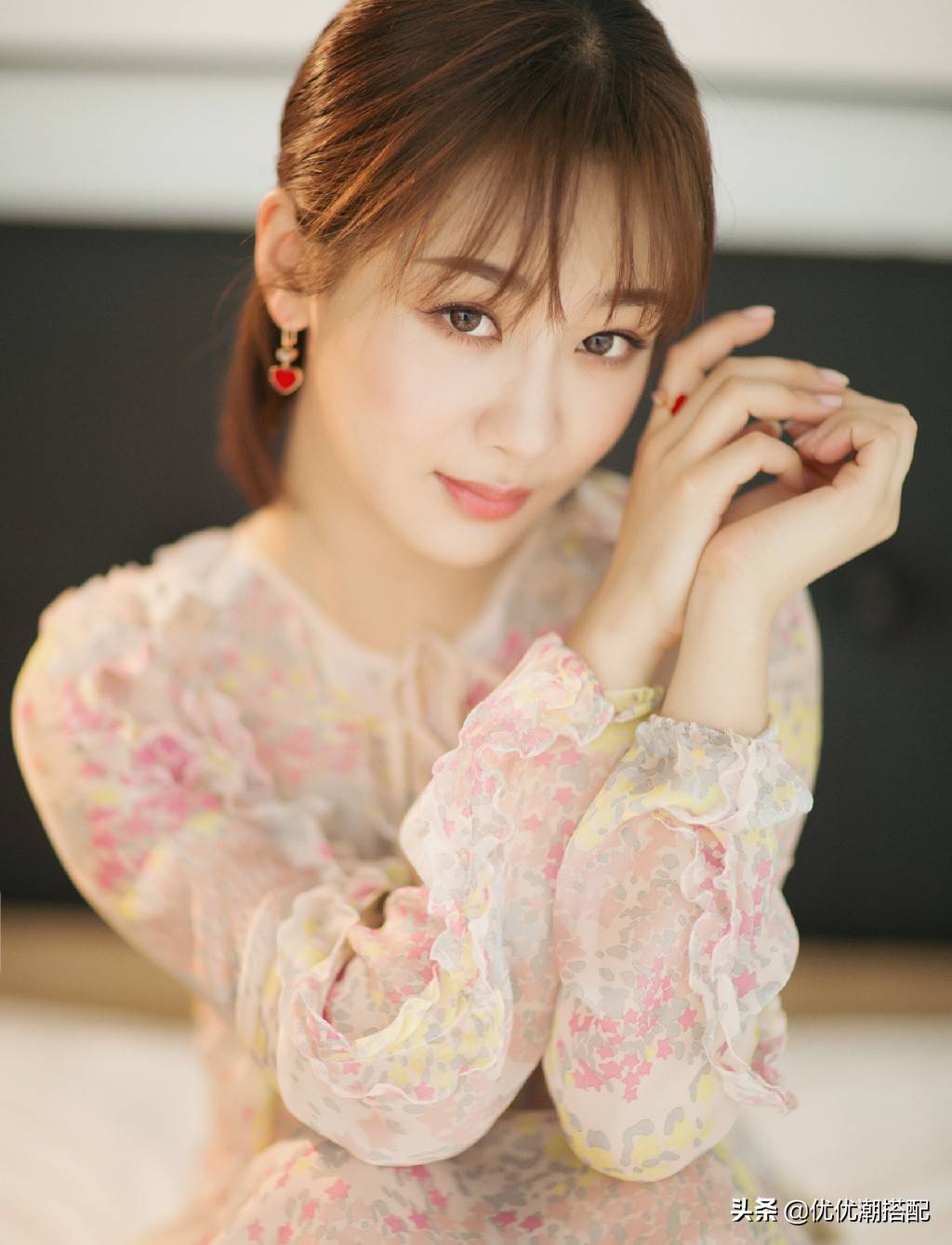 冒泡|杨紫穿连衣裙美到冒泡,关晓彤演绎轻熟风,阚清子形象大改认不出