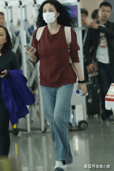 身材|王菲带二女儿李嫣走机场,又现简约穿搭,李嫣比妈妈更“佛系”
