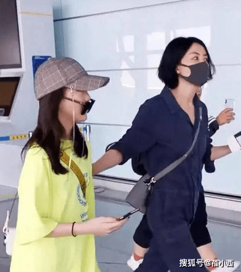 身材|王菲带二女儿李嫣走机场，又现简约穿搭，李嫣比妈妈更“佛系”