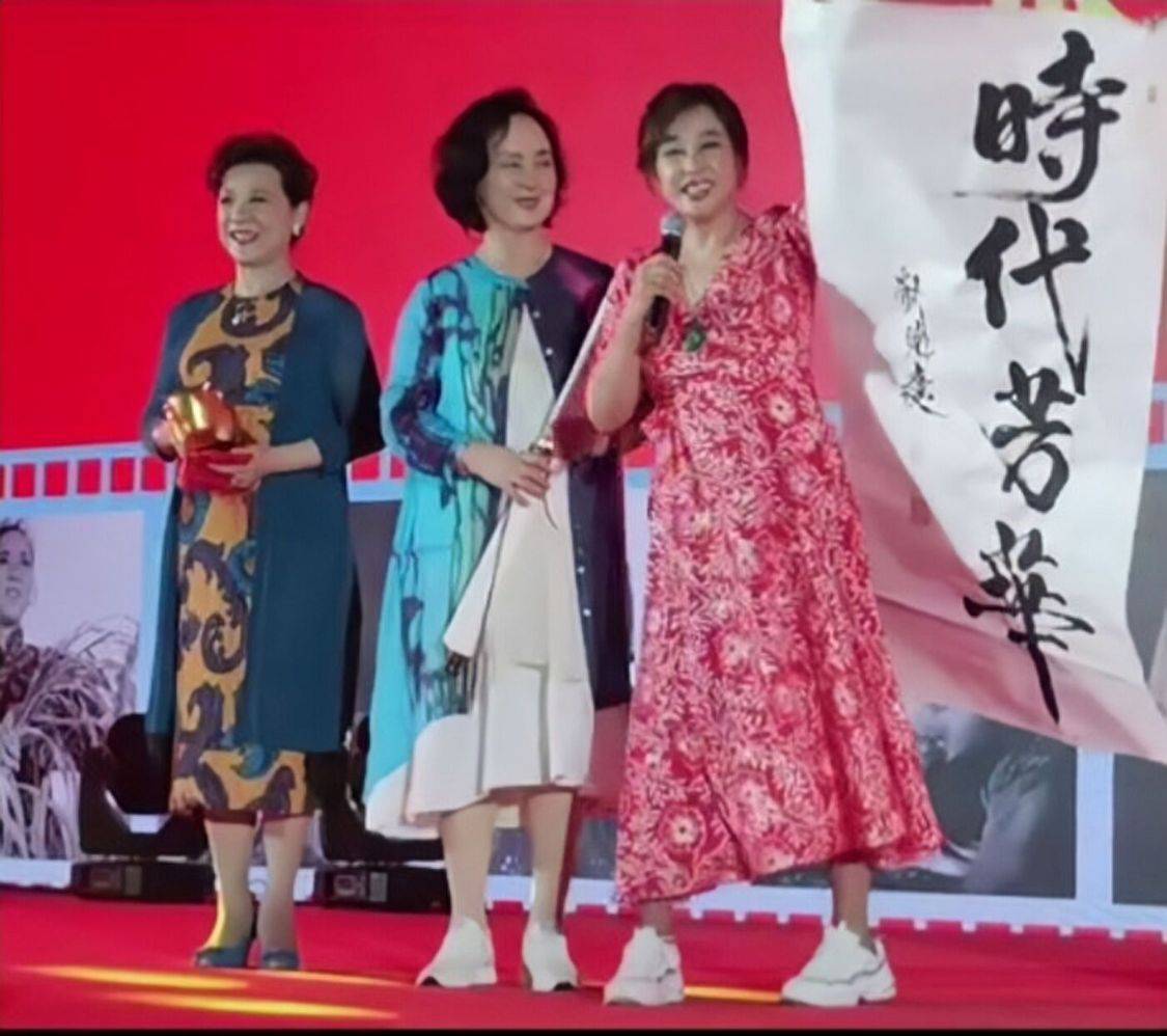 感觉|71岁王馥荔也太漂亮了，在街头拍到她穿花衬衫白裤子，气质高贵！