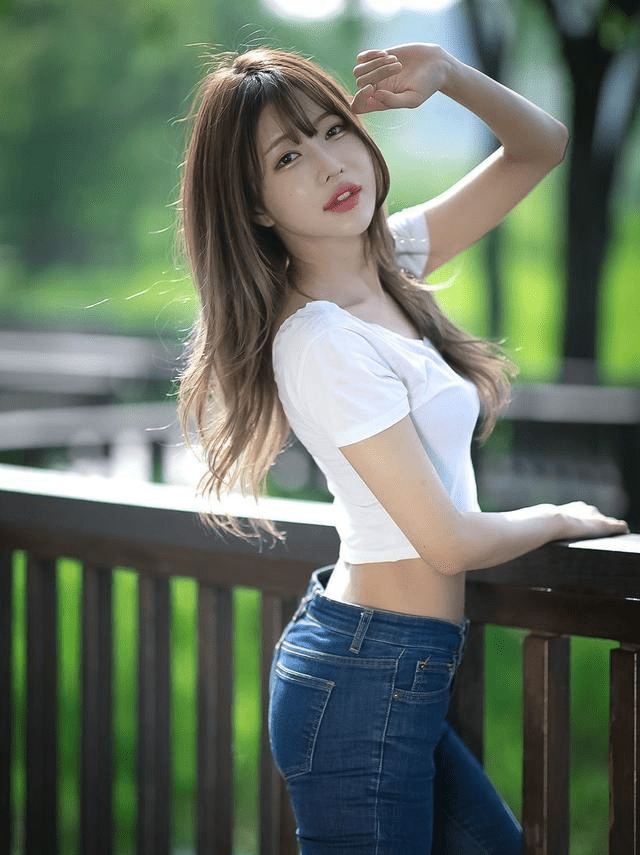 女生|模样甜美的韩国女生,露出纤细的小蛮腰,展现出青春朝气之美