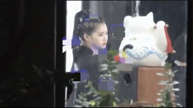 没分手!关晓彤完工后与妈妈同返鹿晗家中