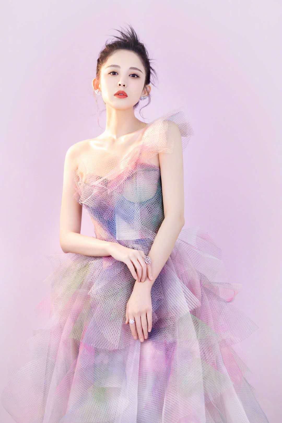 网友|古力娜扎花仙子长裙,粉嫩系搭配丸子头!网友:这身材,我爱了!