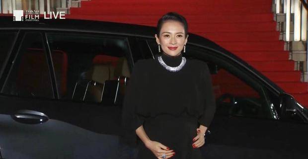 体重|章子怡手抚浑圆孕肚亮相，自曝孕7月体重惊人：二胎妈妈都是勇士