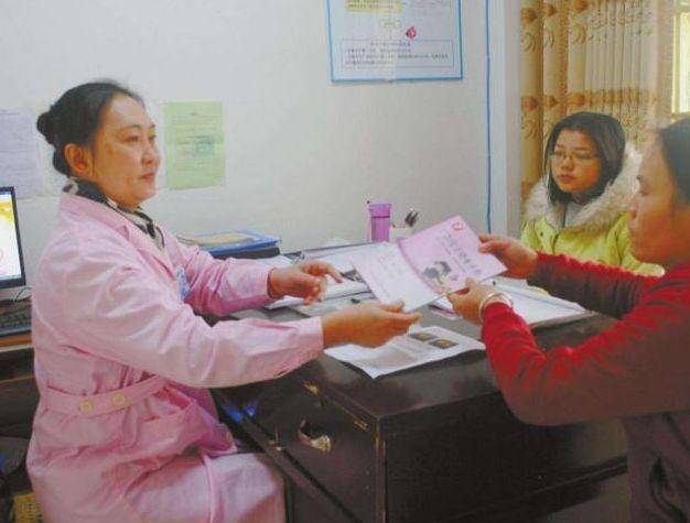 什么|带婆婆去看病，见老公搂着个孕妇，婆婆一番话俺离家出走