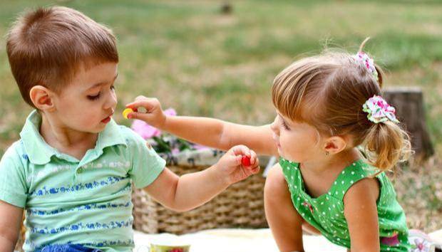 关键|孩子能不能吃零食?全盘否定、肯定都不好,关键要妈妈这样引导