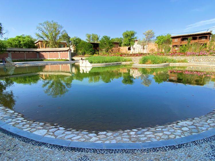 "骆驼泉" 一池永不枯竭的泉水涓涓流淌着