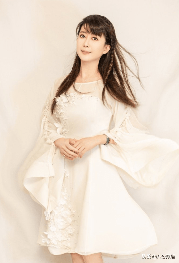 刺绣|孟庭苇穿衣胆大，一袭裸薄纱色连衣裙，非常轻松化身为女神