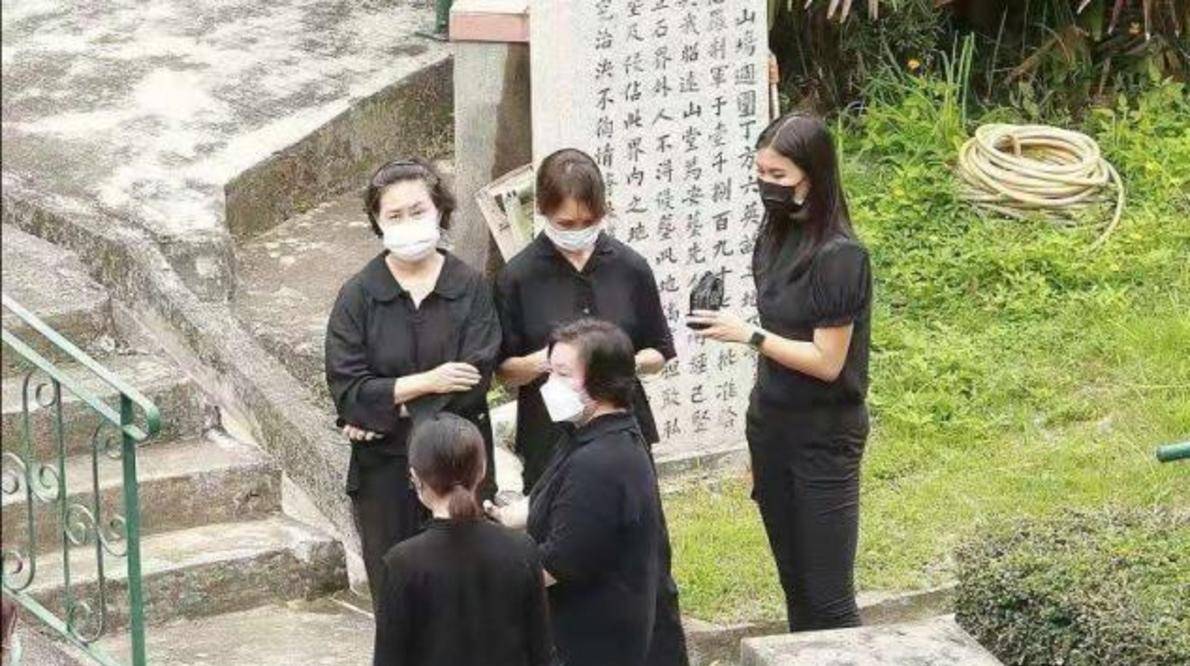 何超盈|赌王下葬现场,三太露面被多人搀扶,何超琼满头白发老太快!