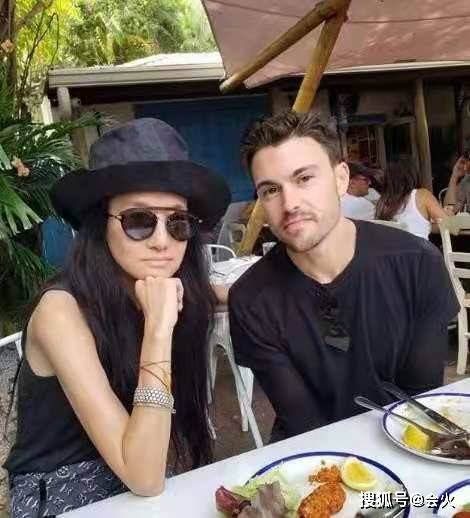 皮肤|72岁王薇薇穿露背裙庆生！搂抱小鲜肉身材好，生图眼窝塌陷鼻头大