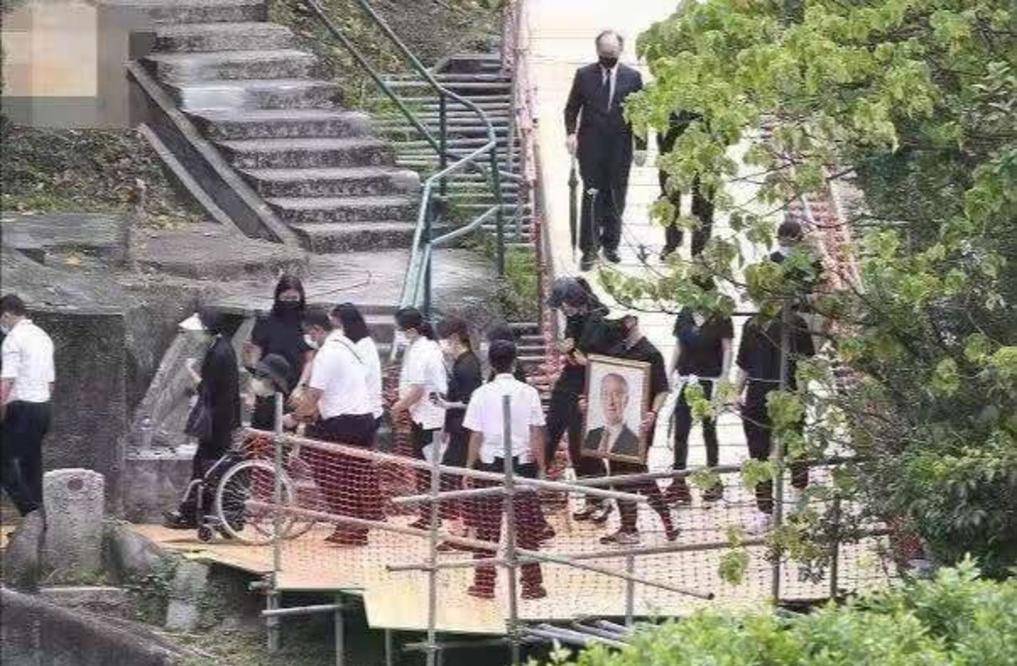 何超盈|赌王下葬现场,三太露面被多人搀扶,何超琼满头白发老太快!