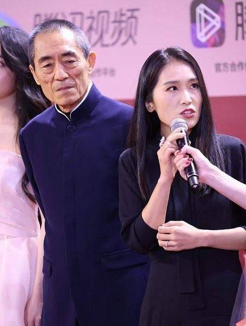 中山装|张艺谋携女走红毯，38岁张末罕见精致不敢认，浓妆艳抹撞脸章子怡！