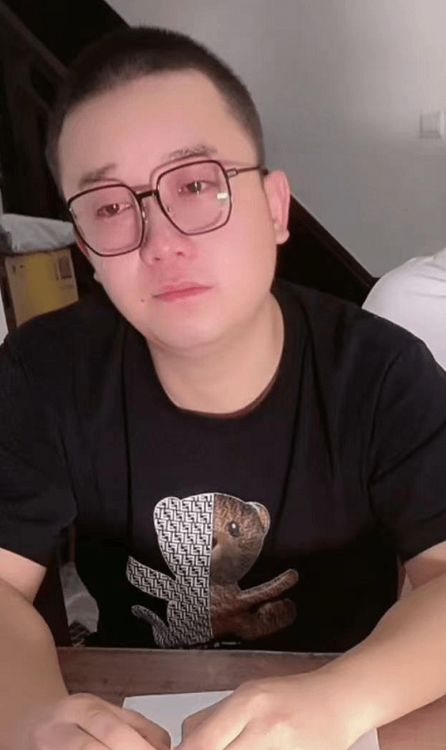 泡泡龙去世105天红雨大蒜涛首次直播哭着解释泡泡龙的死因