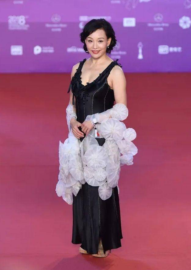 黑色|59岁陈冲打扮前卫，穿深v裙凸显妩媚，一点也不服老