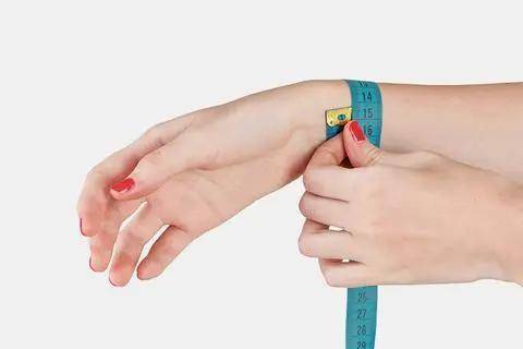 方法二:计算法小骨架:两只手指重叠超过一个指甲宽中骨架:两只手指