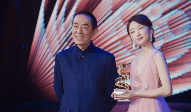 电影|4位谋女郎与恩师电影之夜相聚，倪妮刘浩存在张艺谋面前哭了