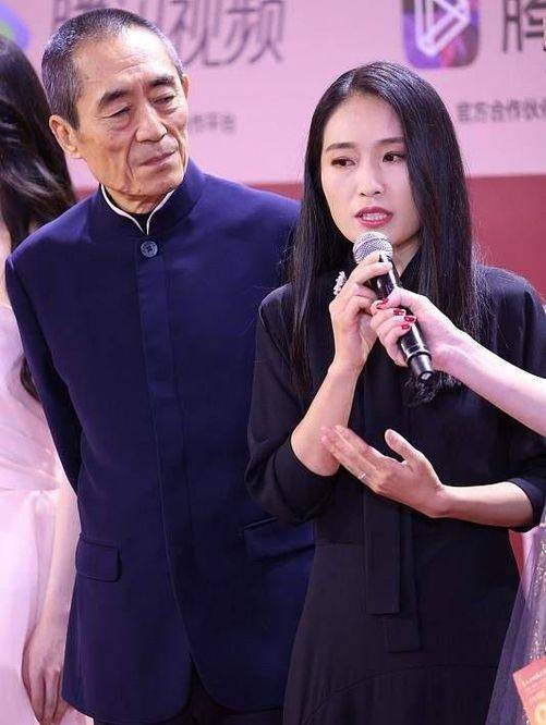 中山装|张艺谋携女走红毯，38岁张末罕见精致不敢认，浓妆艳抹撞脸章子怡！