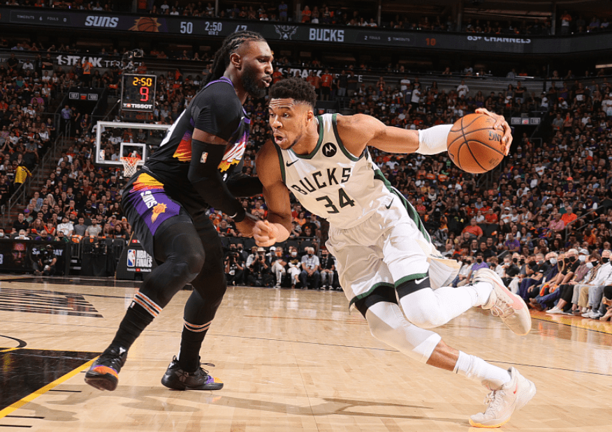 又是垫脚,雄鹿垫脚队这次目标是保罗,战略部署很清晰