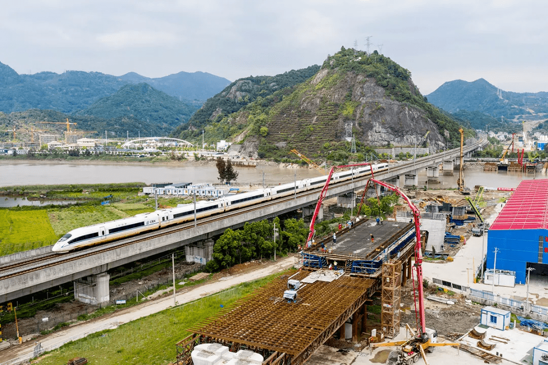 在铁路方面,将尽早贯通沿海高铁大通道,积极打造521高铁时空圈