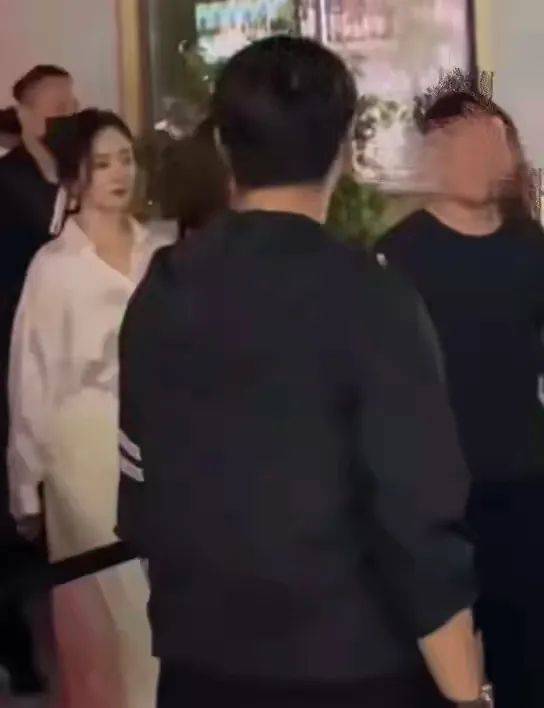 显得|杨幂的模糊照都难掩老态，身材下垂很严重，少女人设装不下去了！