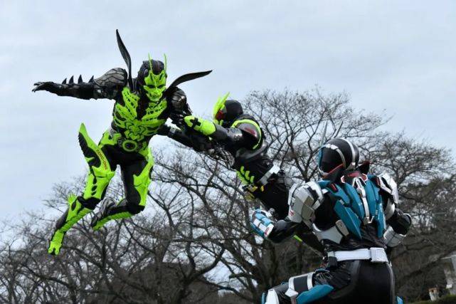 异类zero-one斯沃鲁茨使用"异类decade表头"变身的姿态.