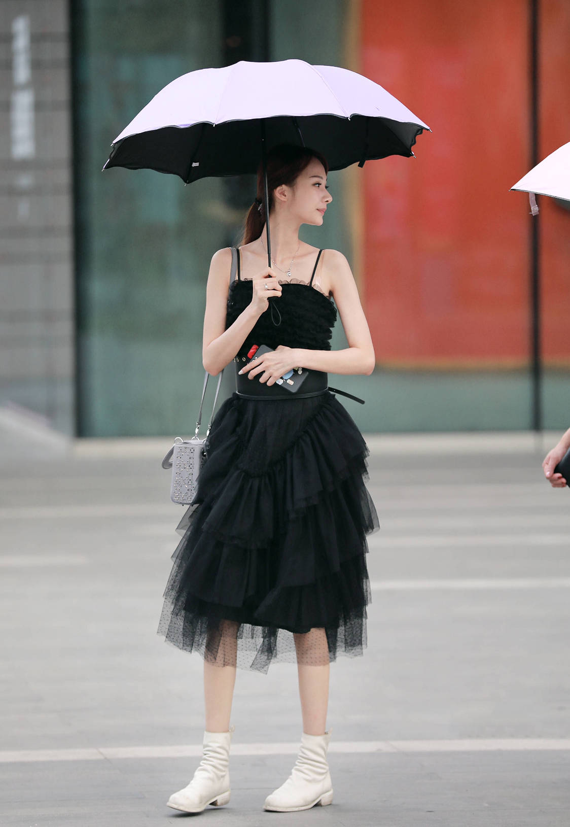 黑色|潮流街拍:夏季要秀出好身材!吊带和超短裙穿出气质和风度