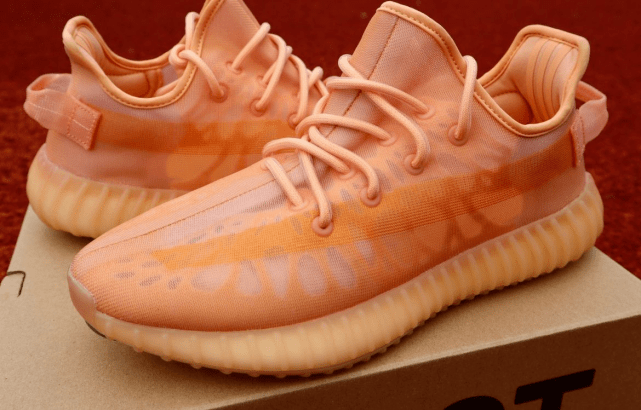 今年 yeezy 本想着靠新推出的 350 v2"mono"系列再火一把,结果却成了"