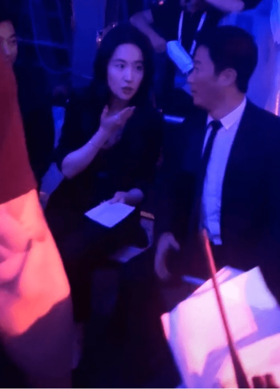 通知书|吴京娇妻谢楠谈生育,感叹女性生子不易,自曝生二胎签危险通知书