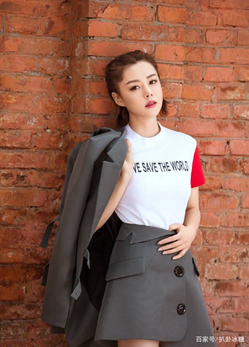 刘一|刘一含时尚感真强，紧身T恤配西装短裙，意外成微胖妹子穿衣榜样