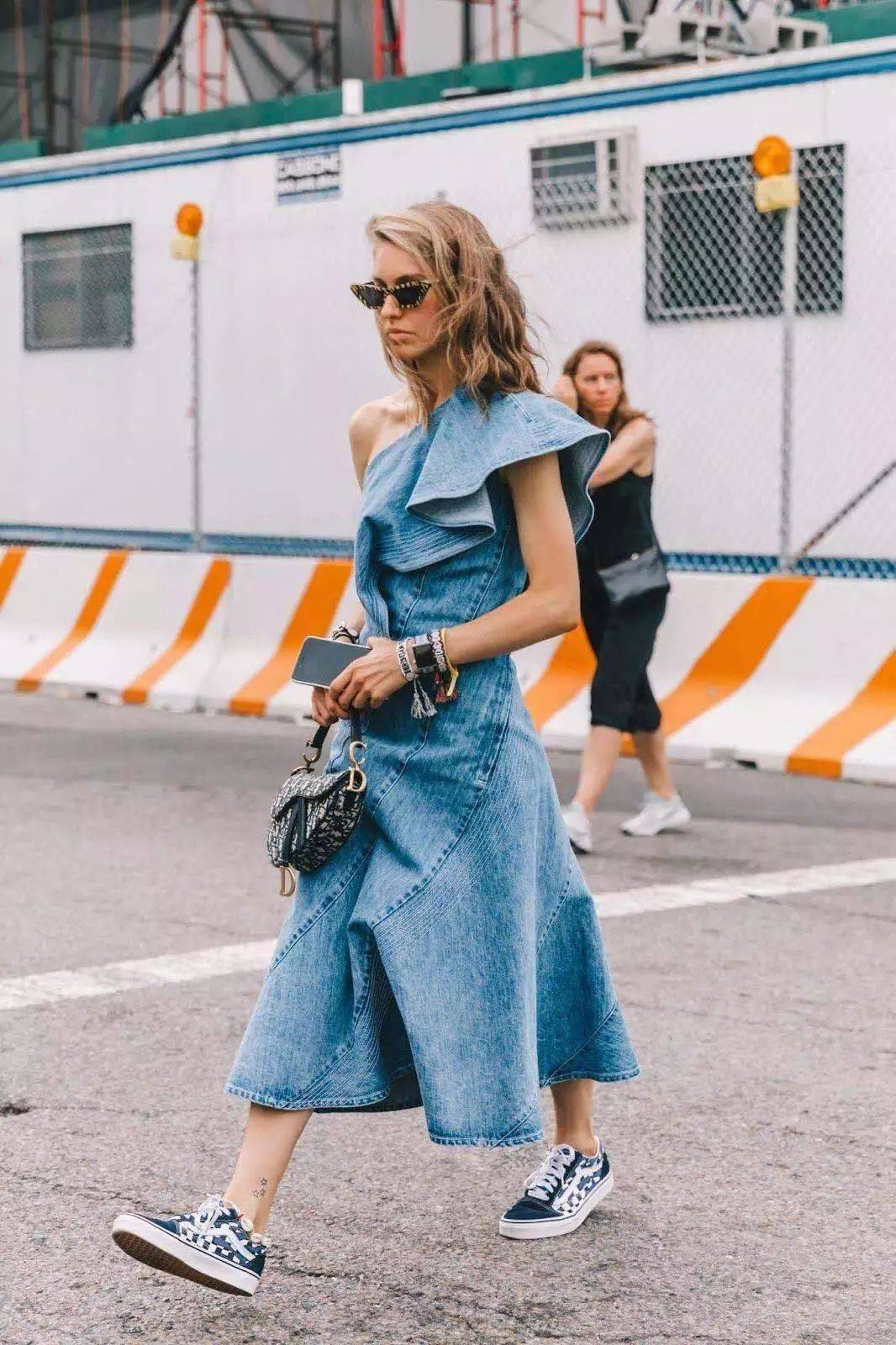 仙女|别再穿高跟鞋了，穿仙女裙＋平底鞋的你，时髦炸！