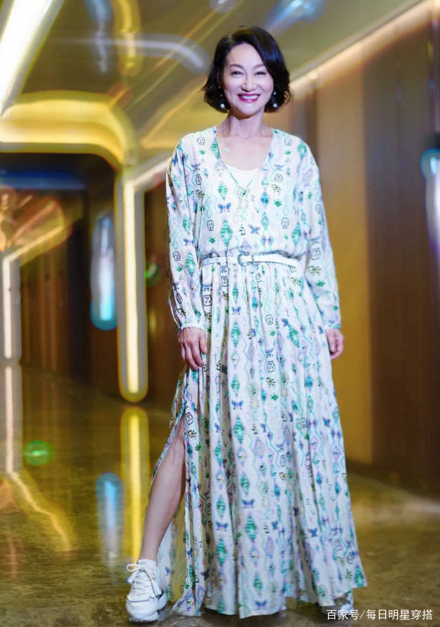 因为|一知名女星被造型师“坑”了，59岁还穿少女裙，不料穿成1米5