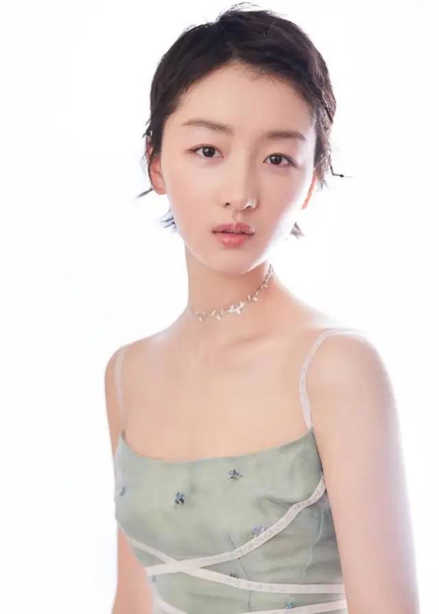 因为|Lisa跟小松菜奈架构一毛一样，气质差异是因为五官更分散？