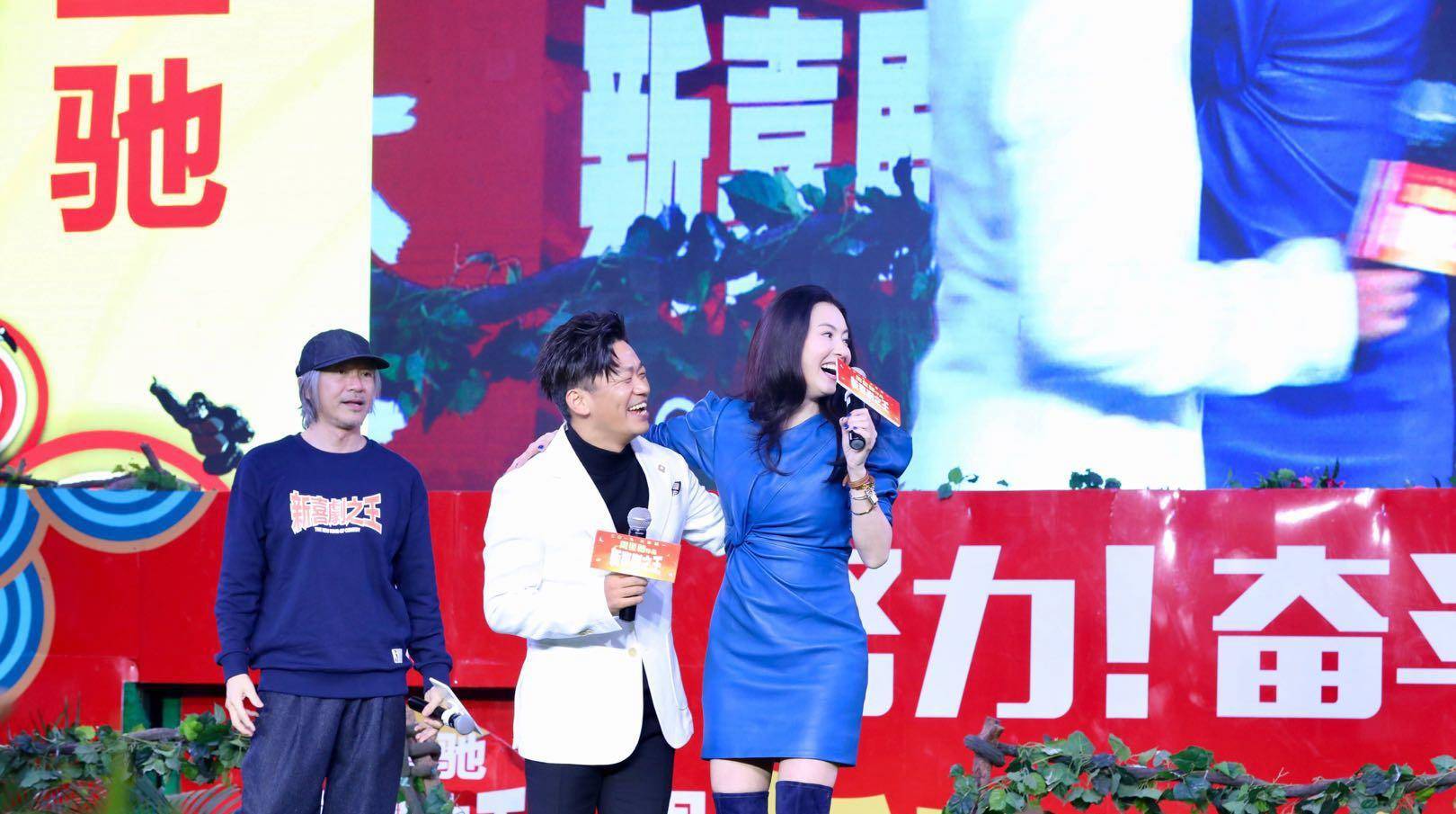 张柏芝生三胎后首次公开亮相 蓝色皮裙搭配过膝长靴 依旧女神范 粉紫色