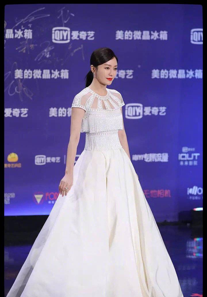 黑色|爱奇艺尖叫之夜第一波红毯图来袭,朱丹造型被吐槽!