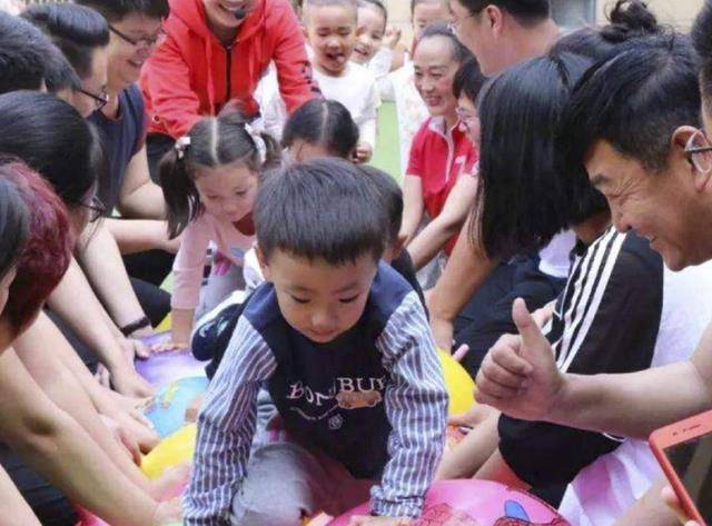 小孩|资历深的幼师告诉你：第一天上幼儿园不哭的小孩，出于这4种家庭