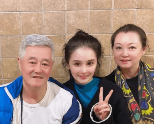 恭喜！赵本山女儿被求婚成功，球球与男友相拥接吻好甜蜜