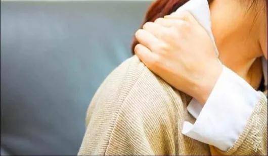 女士|38岁王女士肩痛到夜不能寐？不是颈椎病发作而是...