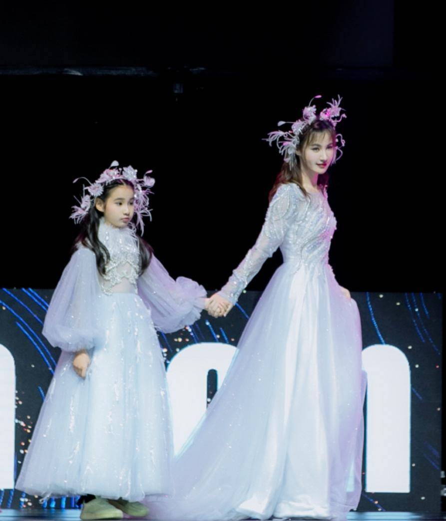 女儿|杨雪真的好嫩啊，化浓妆撞脸杨颖，和女儿看着像姐妹一样
