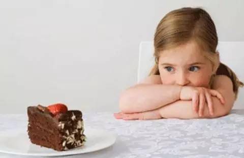 家长|女儿交爷爷照顾，一个月后女儿肚子变大了，结果却让人哭笑不得