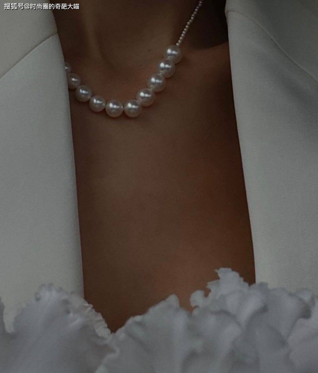 造型|繁琐的婚纱不再流行，吊带裙西装造型深受新娘喜爱，简单优雅