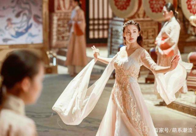 女神|张雨绮厉害，穿一字肩印花裙美似少女，这哪像生过双胞胎的身材呀