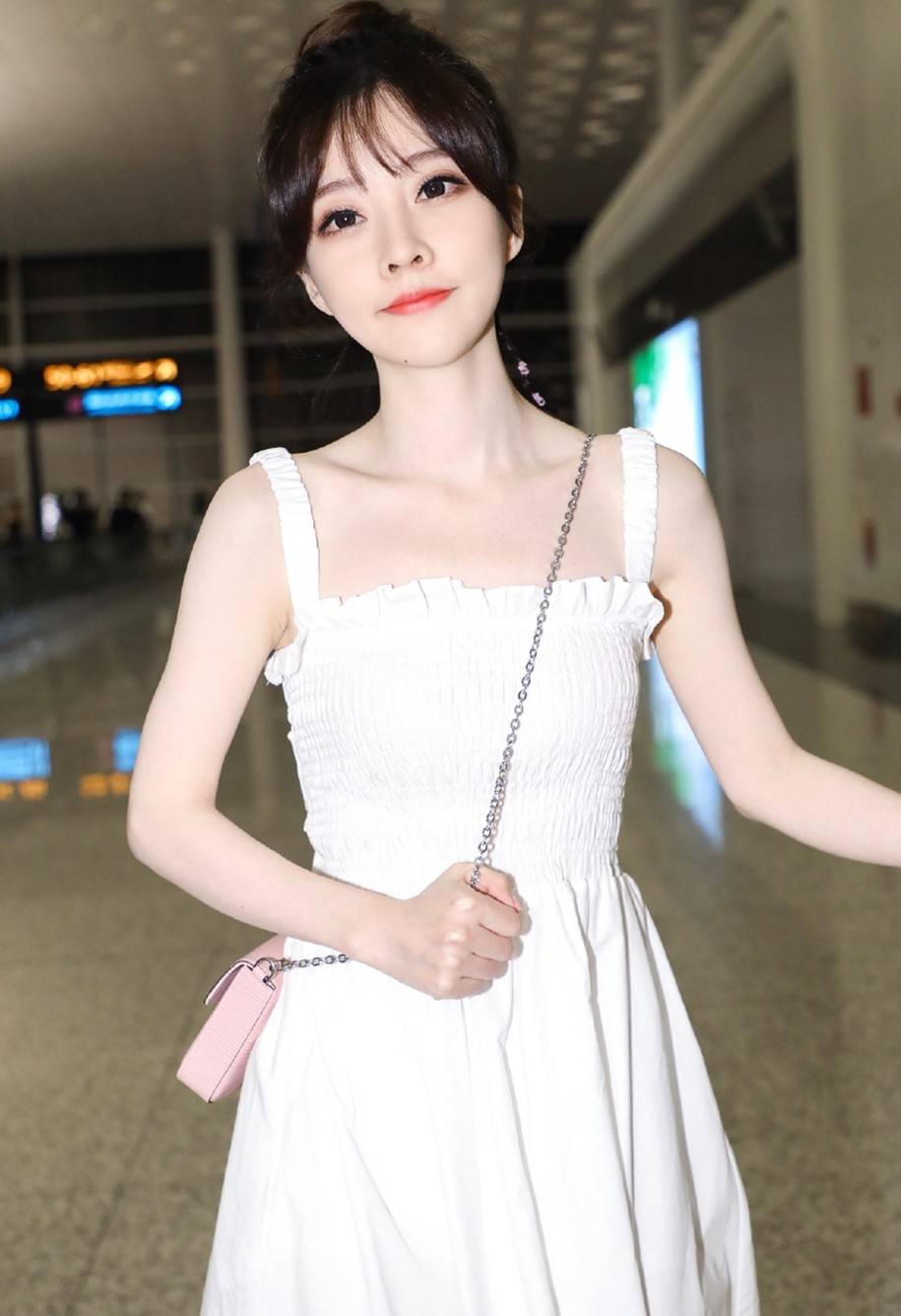 夏天|冯提莫穿吊带裙清纯可人，美到让人忽视身高，不愧是“宅男女神”