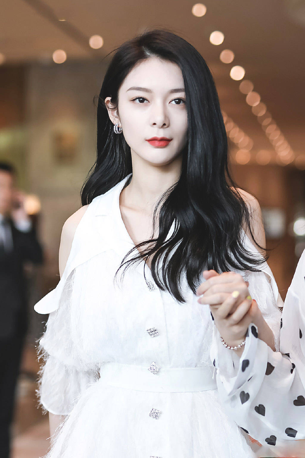 网友|傅菁的红唇也太好看了吧，穿白裙气质出众，网友：红唇美女！