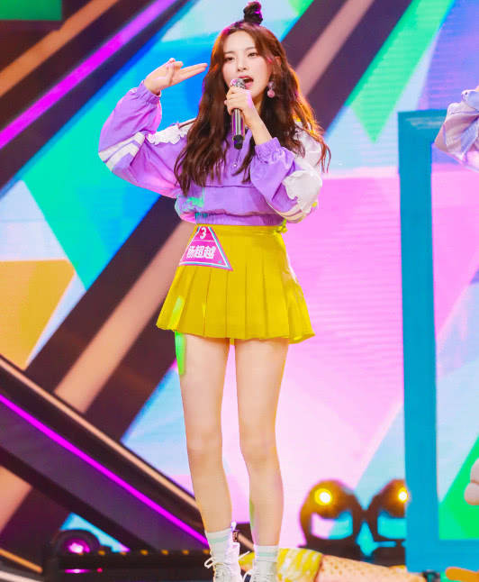 杨超越是想要干嘛,直接袜子配拖鞋就出门了,意外时尚也是绝了!_组合